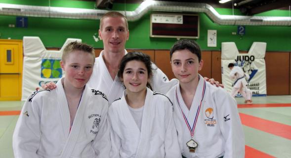 Les trois jeunes espoirs du Judo-club Baudimont, en compagnie du professeur, David Pecquart.